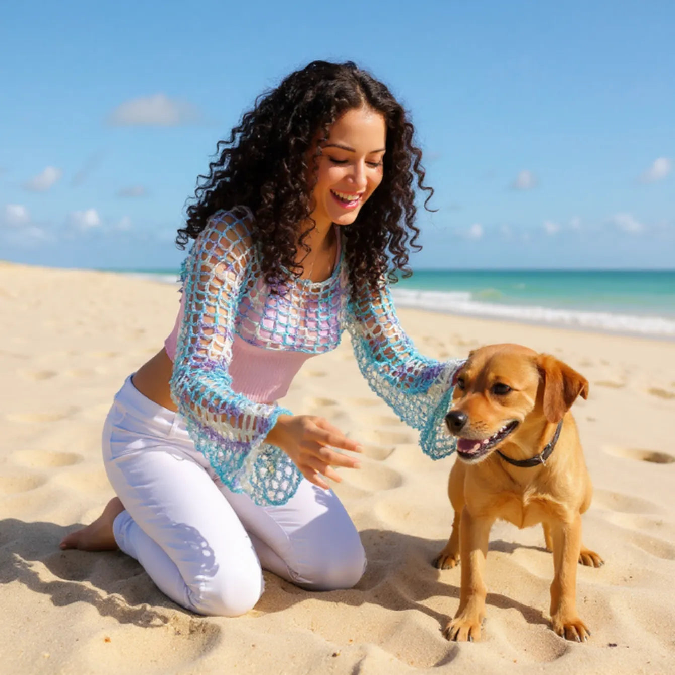 Crop top au crochet Ladyblue de Cachalabibi - vue de profil avec chien labrador sur le sable doré à la plage