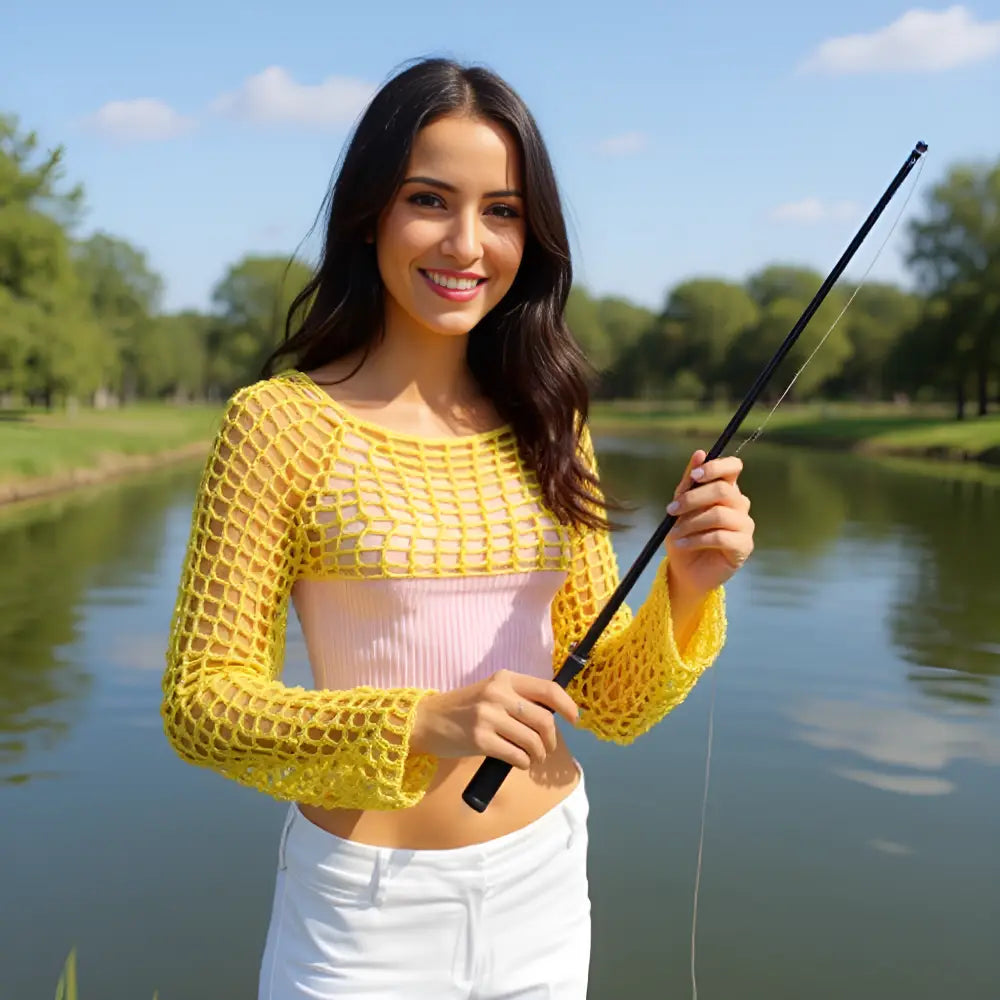 Crop top au crochet Napolitano de Cachalabibi - vue de face à la pêche au bord du lac avec une canne à pêche