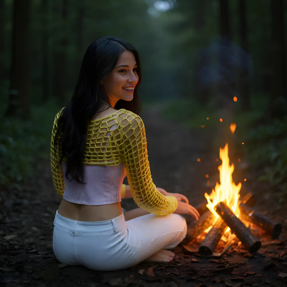 Crop top au crochet Napolitano de Cachalabibi - vue de dos assise au coin du feu en camping dans la nature