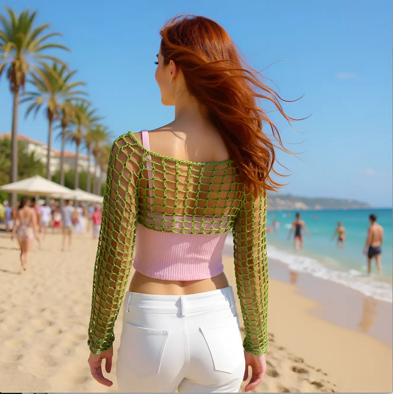 Crop top Olivetta vert olive ajouré en crochet fait main - vue de dos à la plage paradisiaque avec palmiers