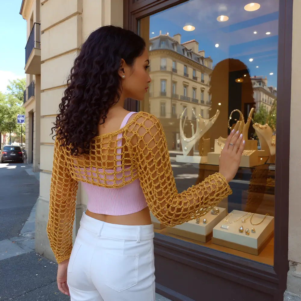 Crop top au crochet Sweetie de Cachalabibi - jeune femme devant la vitrine d'une bijouterie de luxe