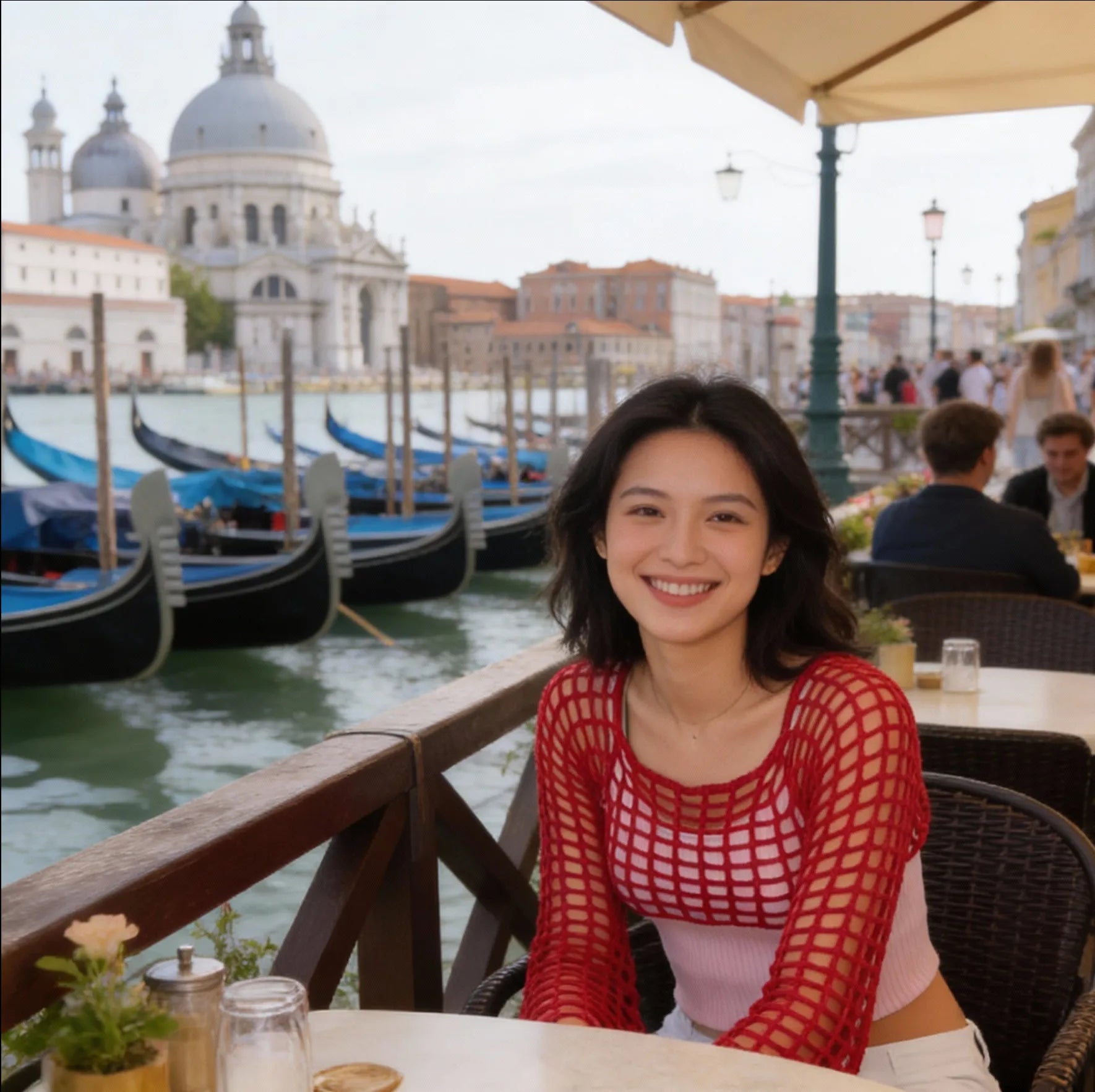 Crop top au crochet Veneziano de Cachalabibi - Assise en terrasse avec le musée de l'Academia en arrière-plan