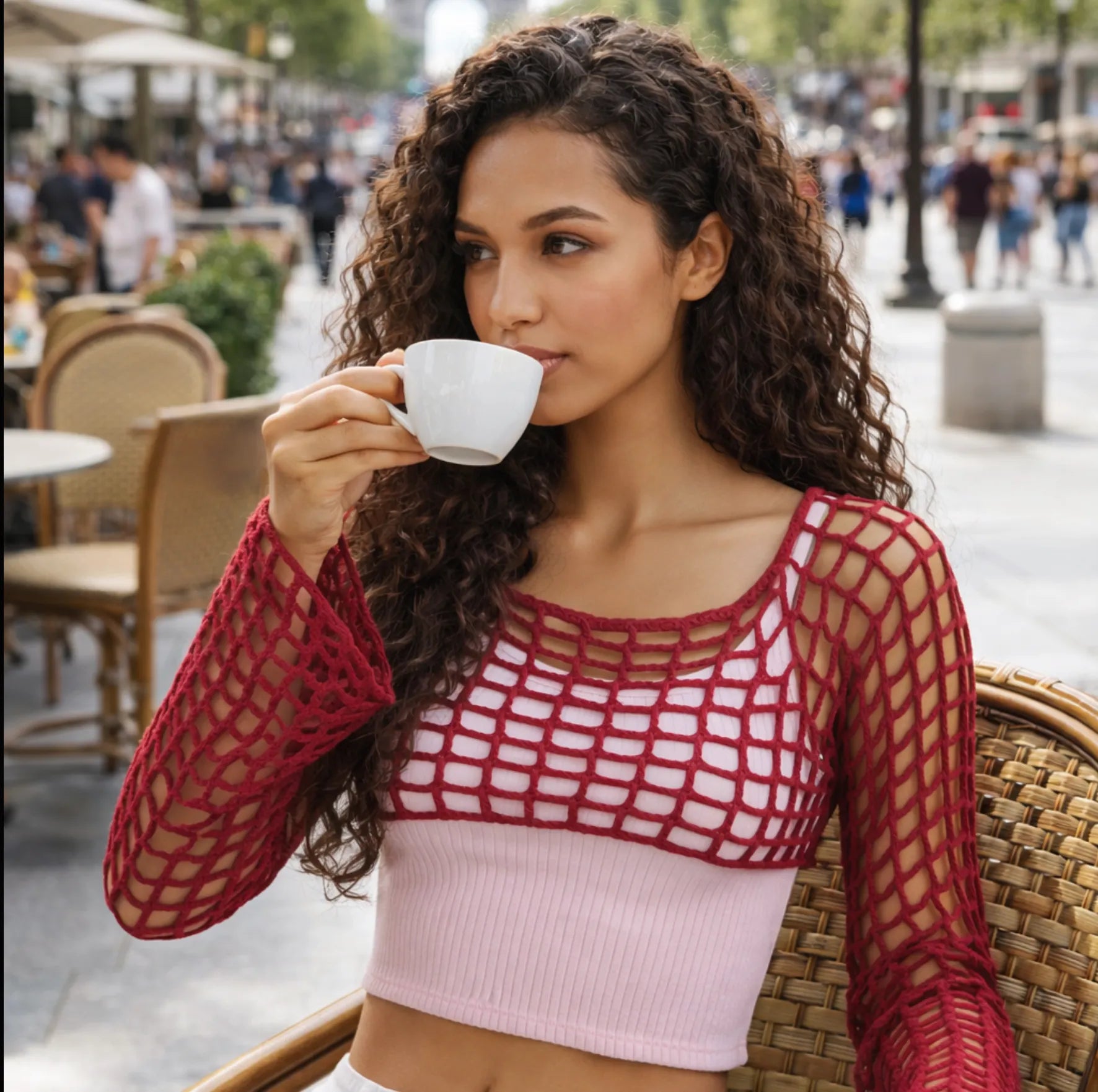 Crop top au crochet Veneziano de Cachalabibi  - jeune femme buvant une tasse de café en terrasse