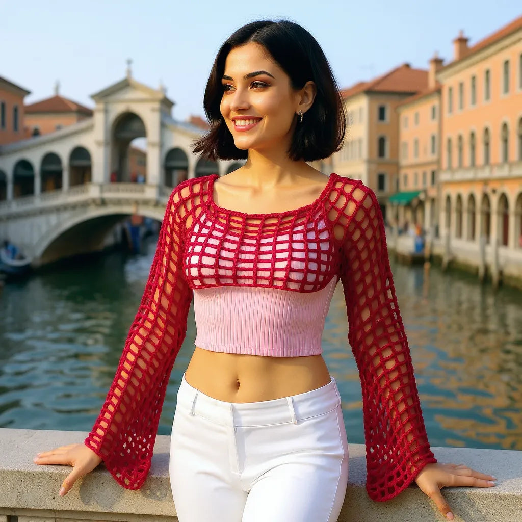 Crop top au crochet Veneziano de Cachalabibi - jeune femme devant le pont Rialto à Venise