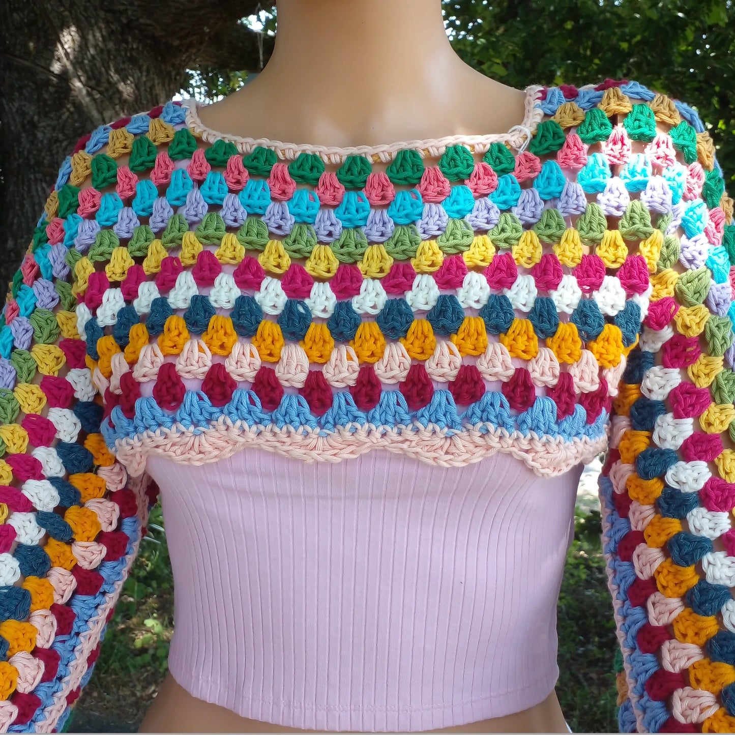 Crop top au crochet Volarino de Cachalabibi - gros plan sur le col bateau et le point écailles ajouré