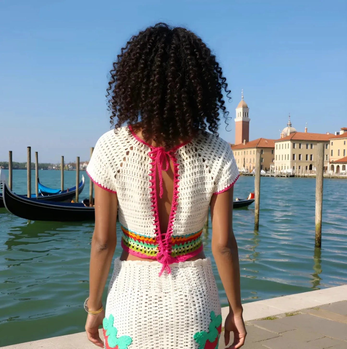 Ensemble au crochet Tiaré de Cachalabibi - vue de dos d'une femme à Venise devant le Grand Canal