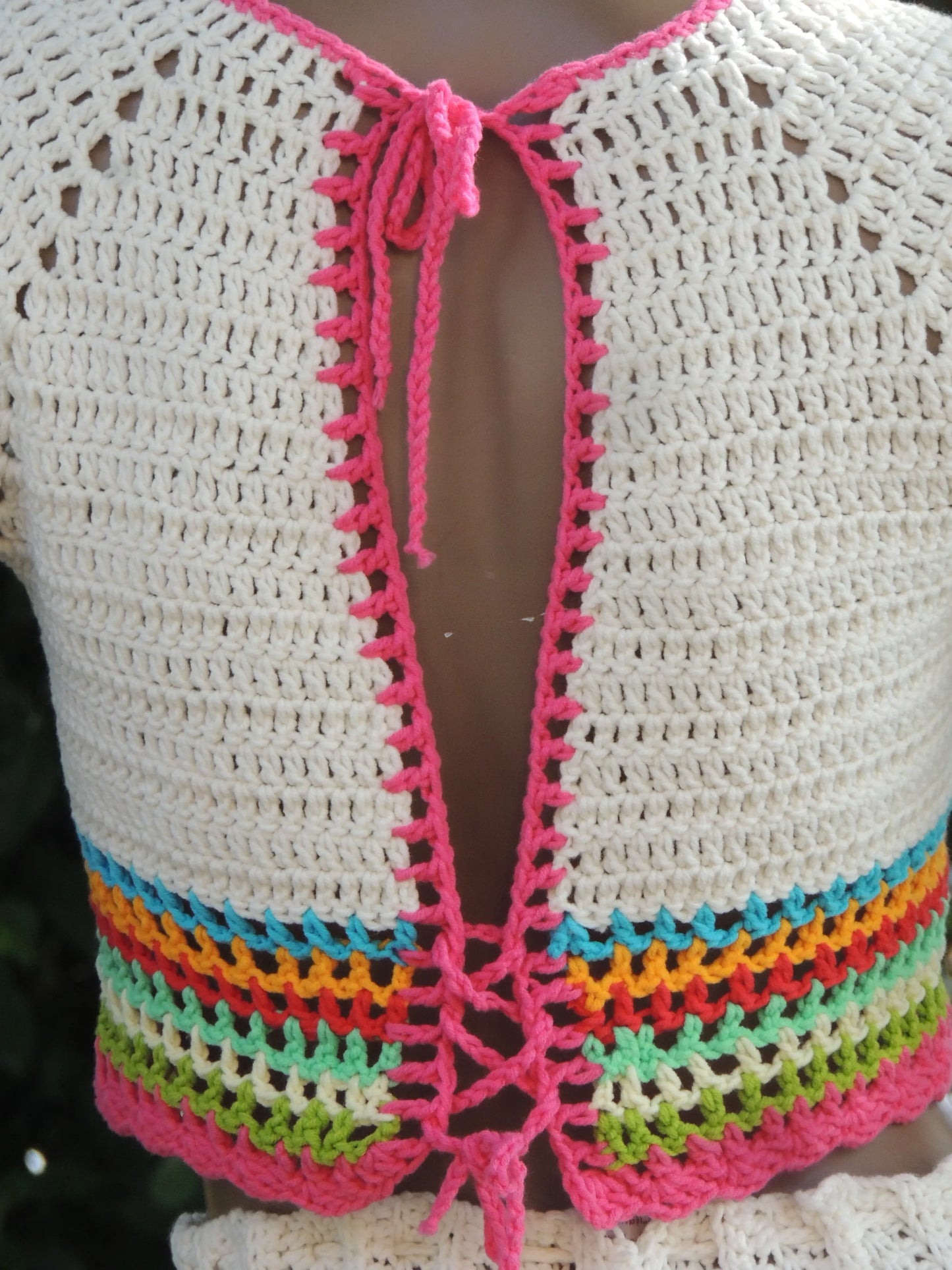 Ensemble au crochet Tiaré de Cachalabibi - gros plan sur le laçage rose fuchsia dans le dos du top