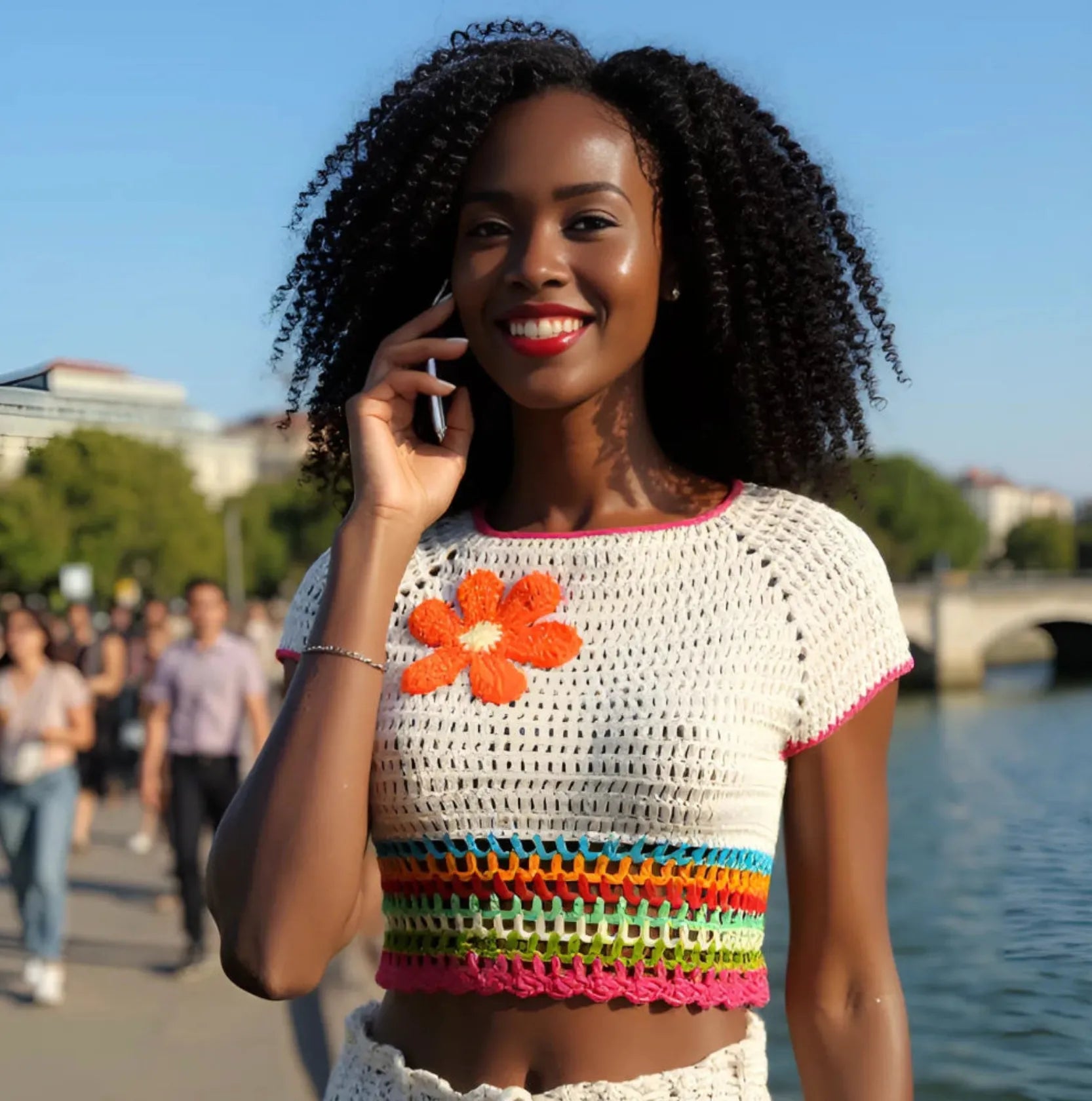 Ensemble au crochet Tiaré de Cachalabibi - vue de face au téléphone sur les quais de Seine avec foule en arrière-plan