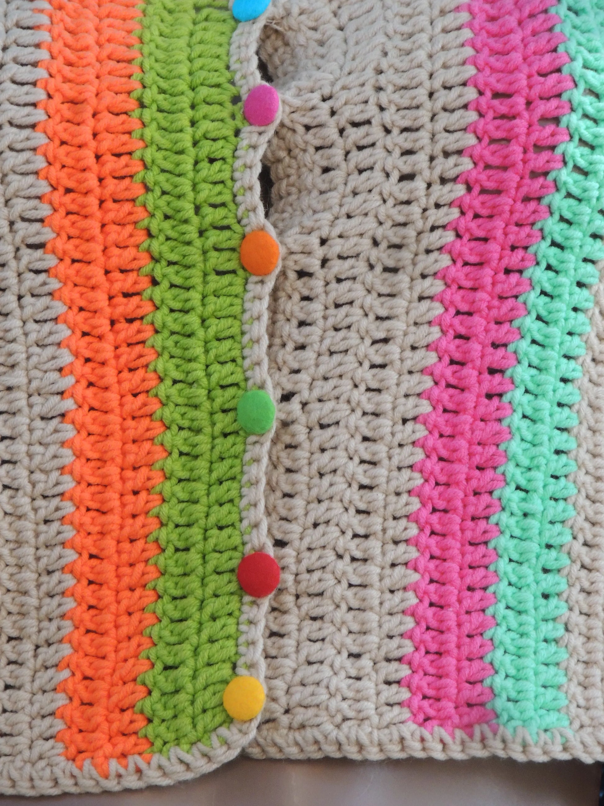 Ensemble au crochet Verticale de Cachalabibi - gros plan sur les  boutons multicolores décoratifs