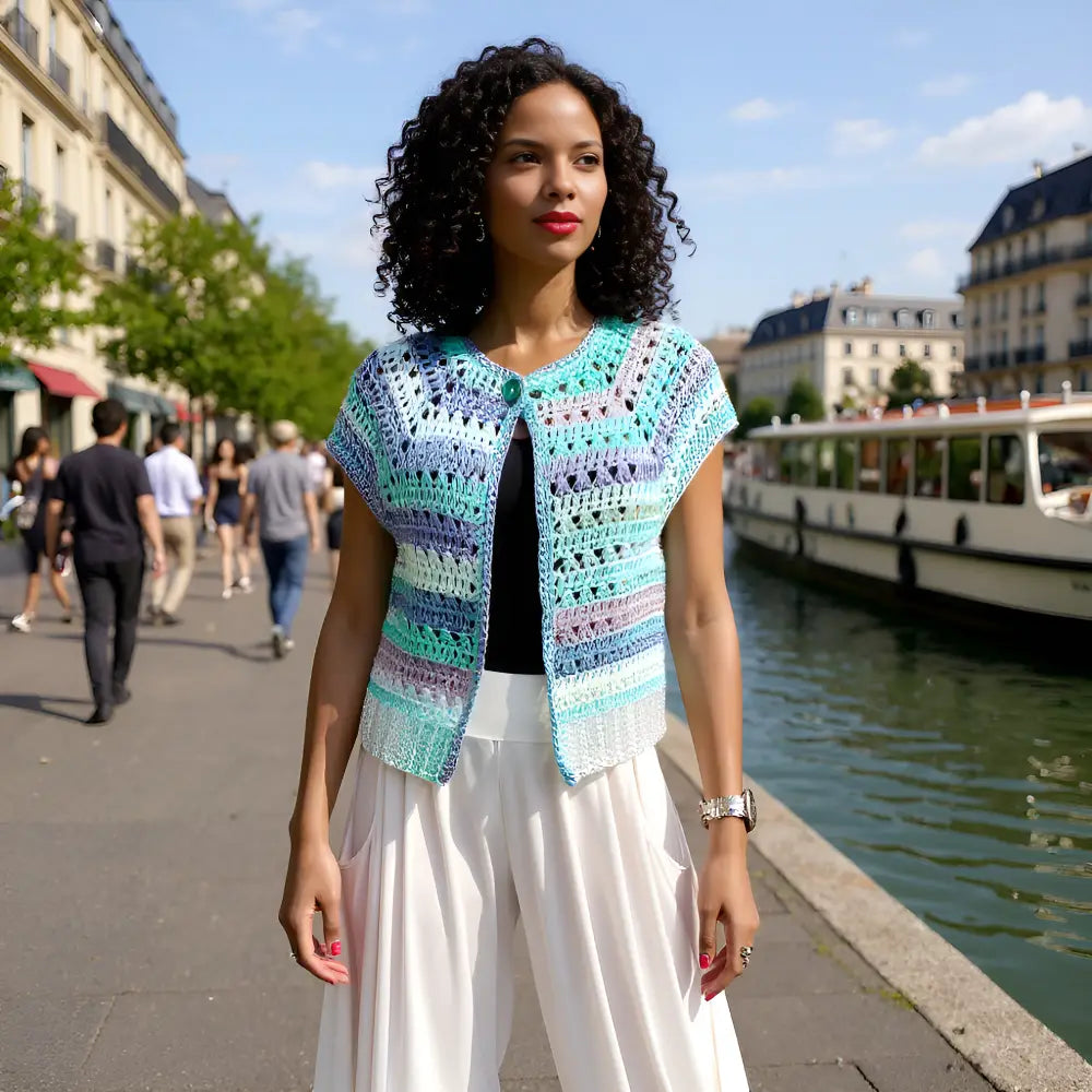 Gilet au crochet Adaman de Cachalabibi -Vue de face montrant les rayures pastel au crochet au bord de la Seine