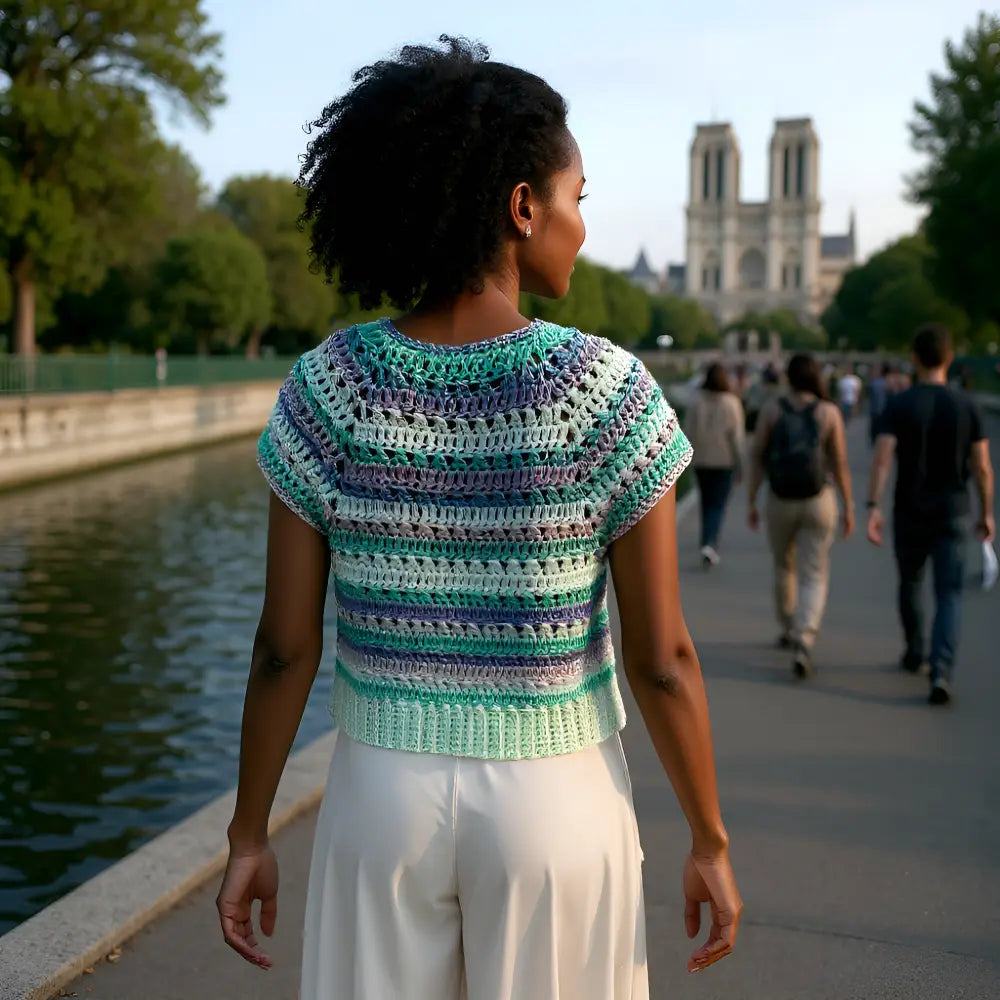 Gilet au crochet Adaman de Cachalabibi -porté de dos devant Notre-Dame de Paris au coucher du soleil