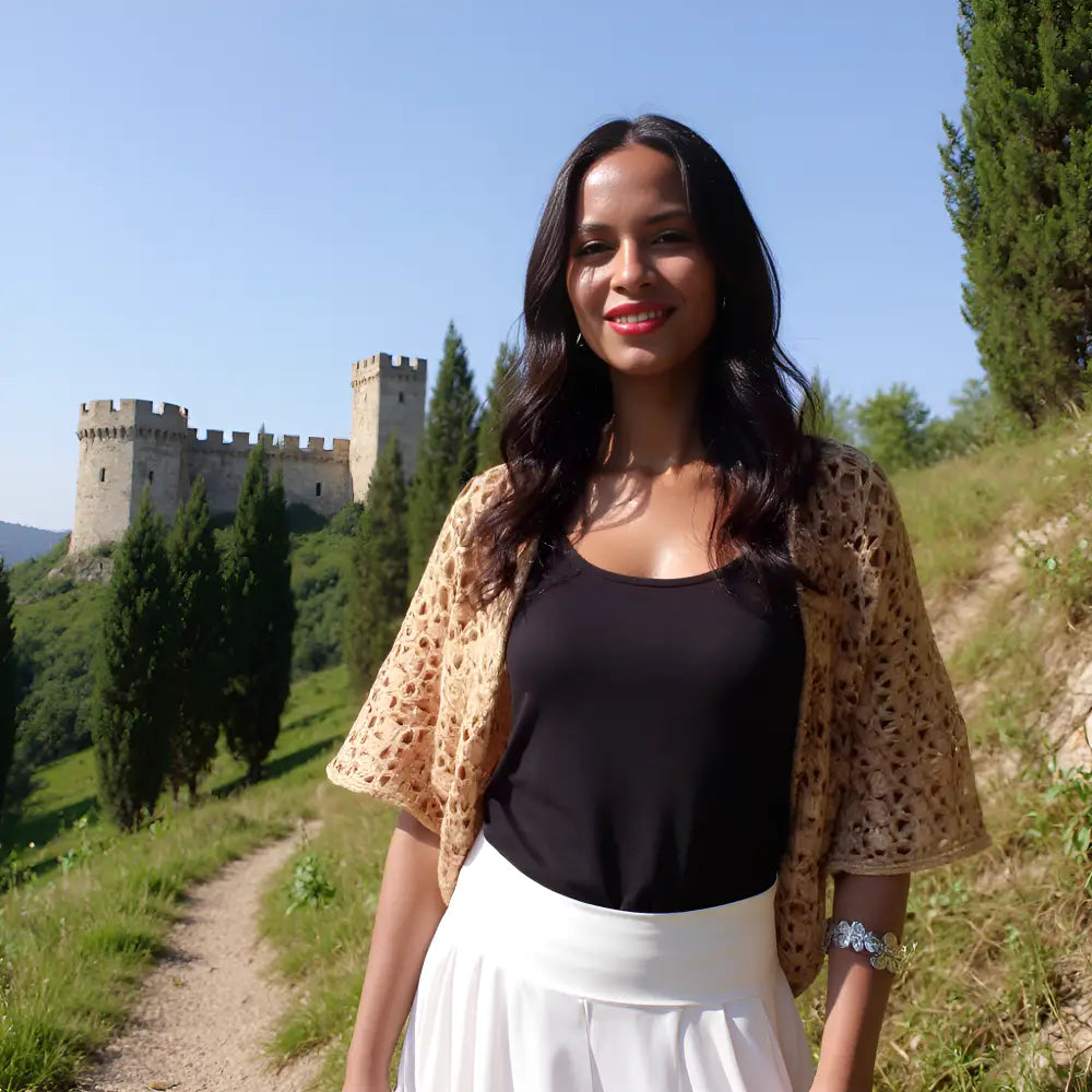 Gilet au crochet Albatros de Cachalabibi - porté devant un château avec vue sur les tours en arrière-plan