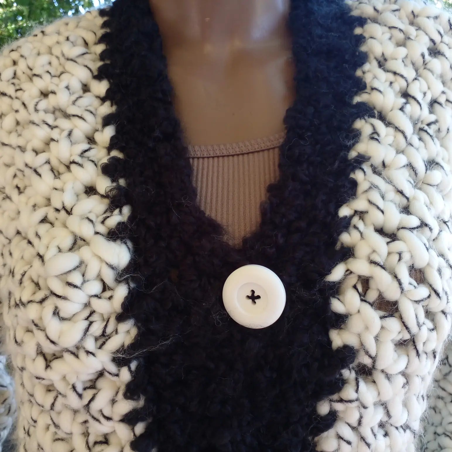 Gilet au crochet Chamoisy de Cachalabibi  - Détail du bouton nacré et de la texture au crochet