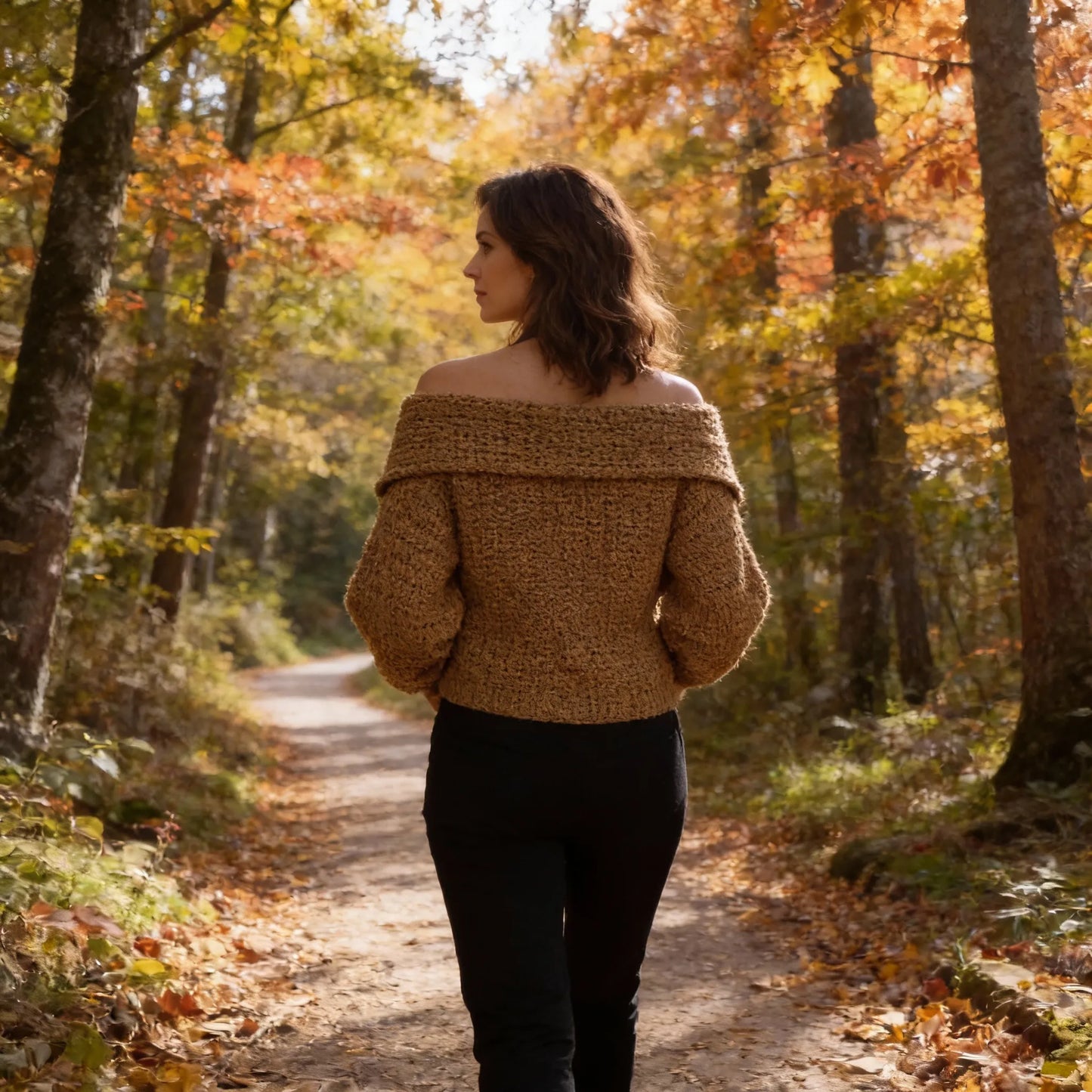 Gilet au crochet Corrazino de Cachalabibi - col bardot tombant manches bouffantes - vue de dos en forêt d'automne