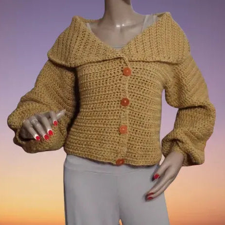 Gilet au crochet Corrazino de Cachalabibi - gros plan sur la fermeture boutonnée avec 4 boutons en bois naturel