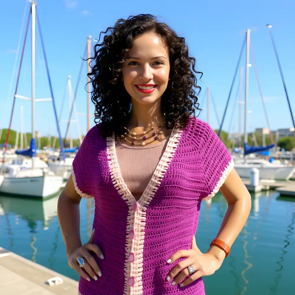 Gilet au crochet Melanzana de Cachalabibi - porté dans un port de plaisance avec des bateaux en arrière-plan