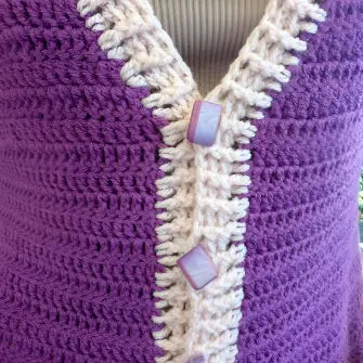 Gilet au crochet Melanzana de Cachalabibi  - Gros plan sur les boutons nacrés et la bordure festonnée crème