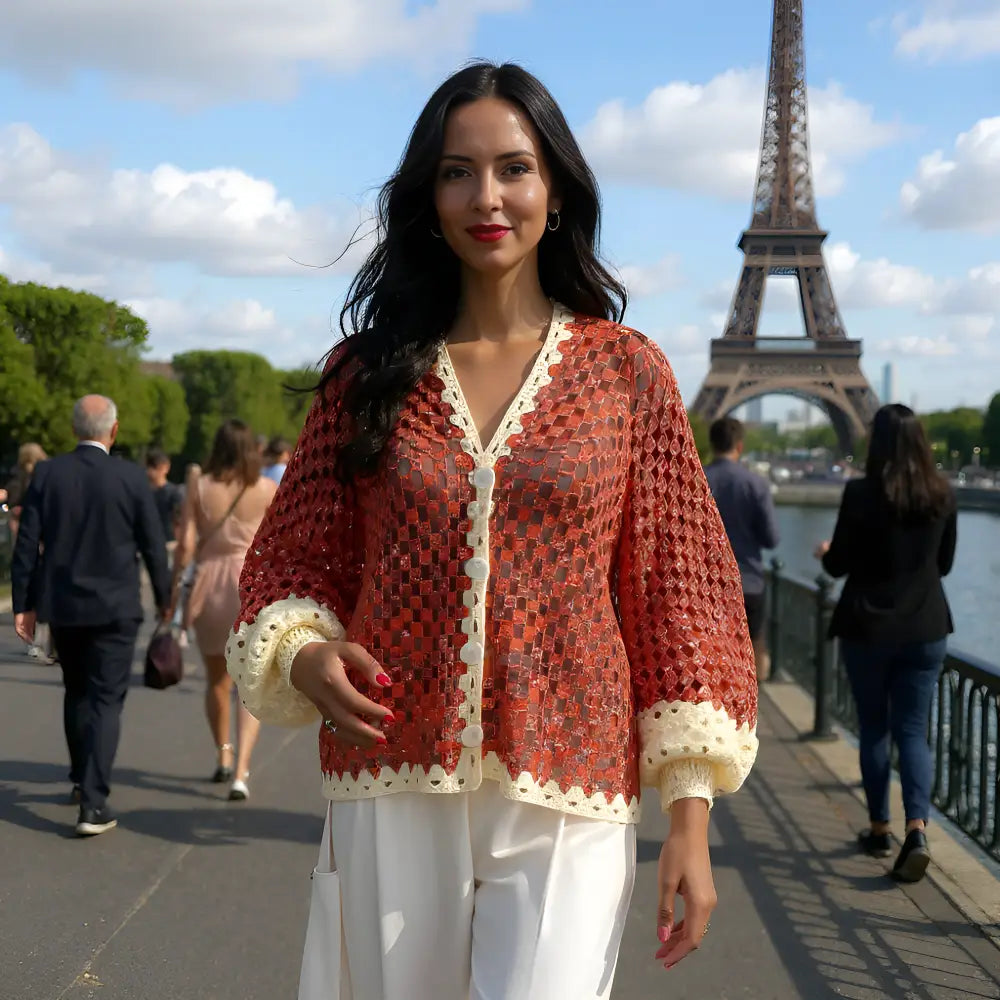 Gilet Peppino rouge porté au bord d'un canal parisien