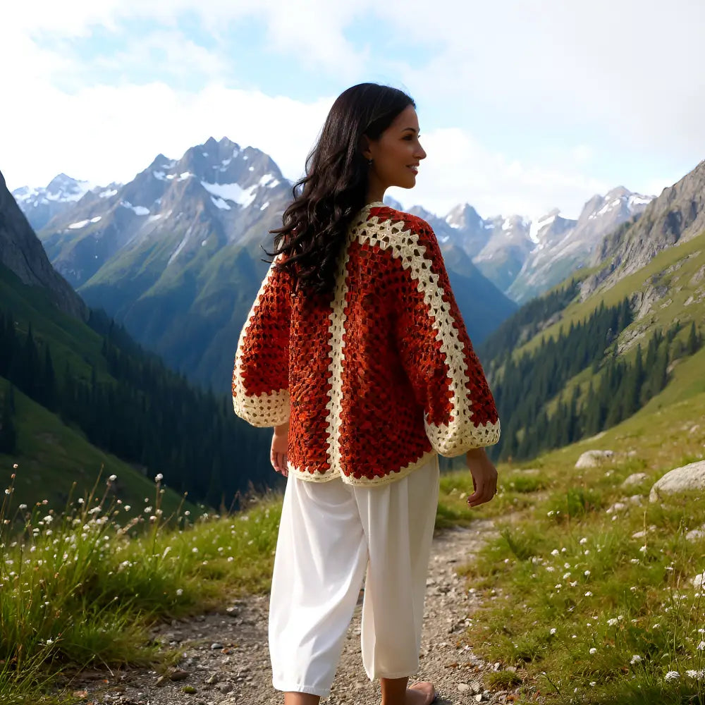 Gilet Peppino porté de dos en montagne avec paysage alpin spectaculaire