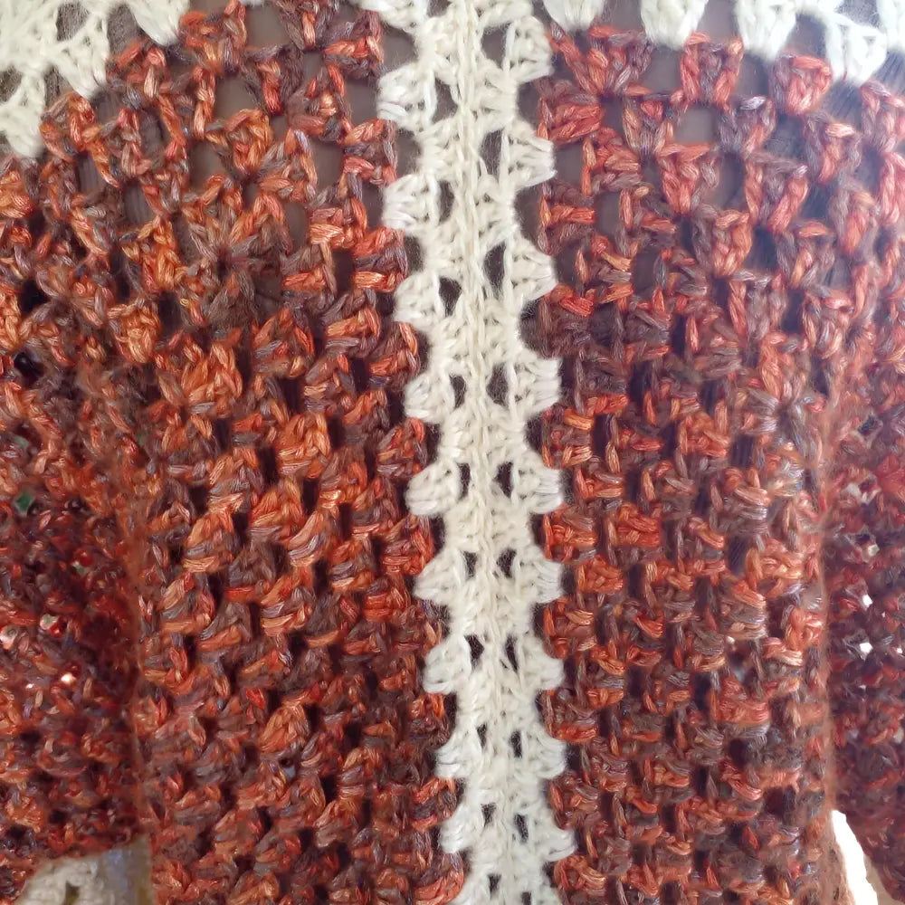 Détail des bordures festonnées crème du gilet Peppino