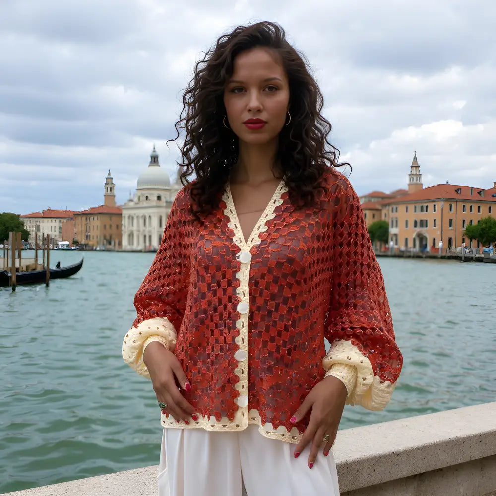Gilet Peppino rouge et crème porté devant les gondoles de Venise