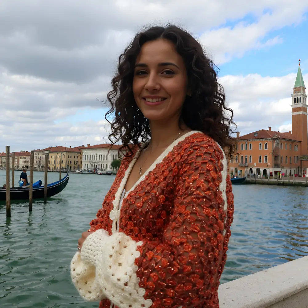 Gilet Peppino avec ses belles manches crème devant une gondole vénitienne