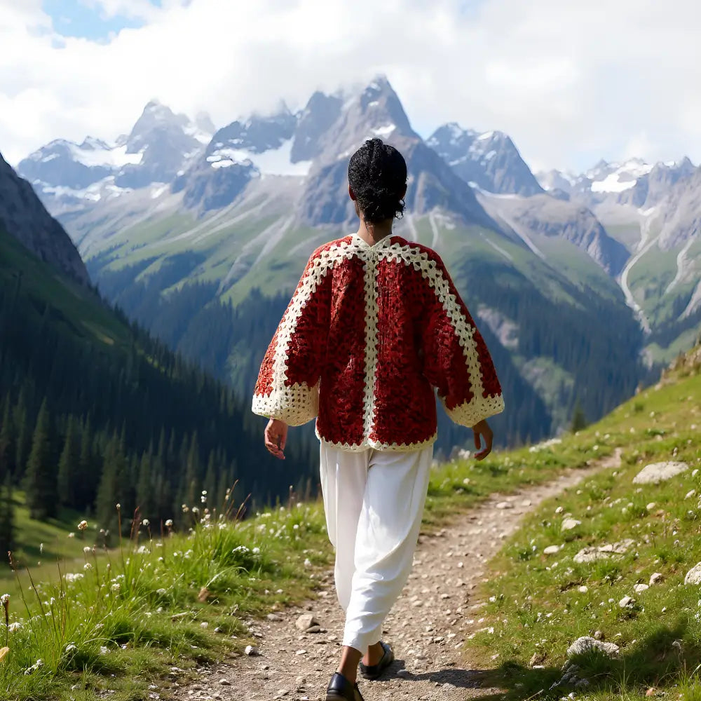 Gilet Peppino porté par une jeune femme sur un sentier de montagne