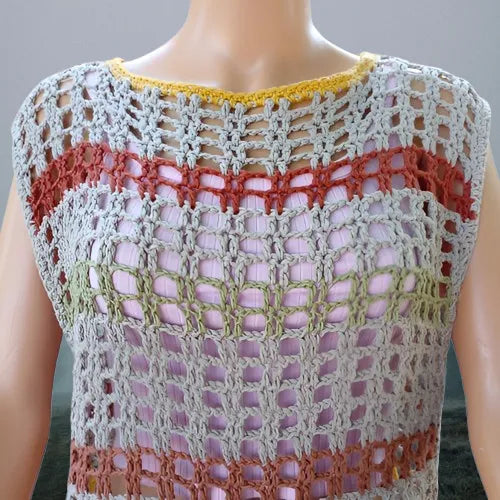 Haut au crochet Aperturo de Cachalabibi -Gros plan sur la texture du crochet et bandes de couleur sur un mannequin