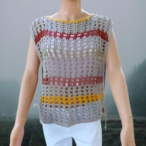 Haut au crochet Aperturo de Cachalabibi - vue de face pour les détails des points ajourés sur un mannequin