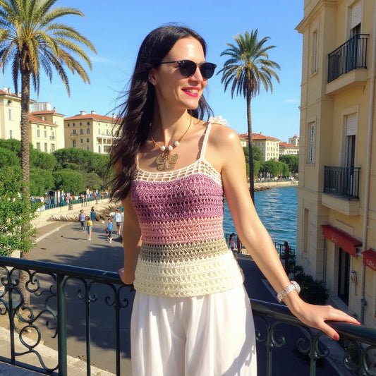 Haut au crochet Balladine de Cachalabibi - adossée à une rambarde de salon avec la marina en arrière-plan