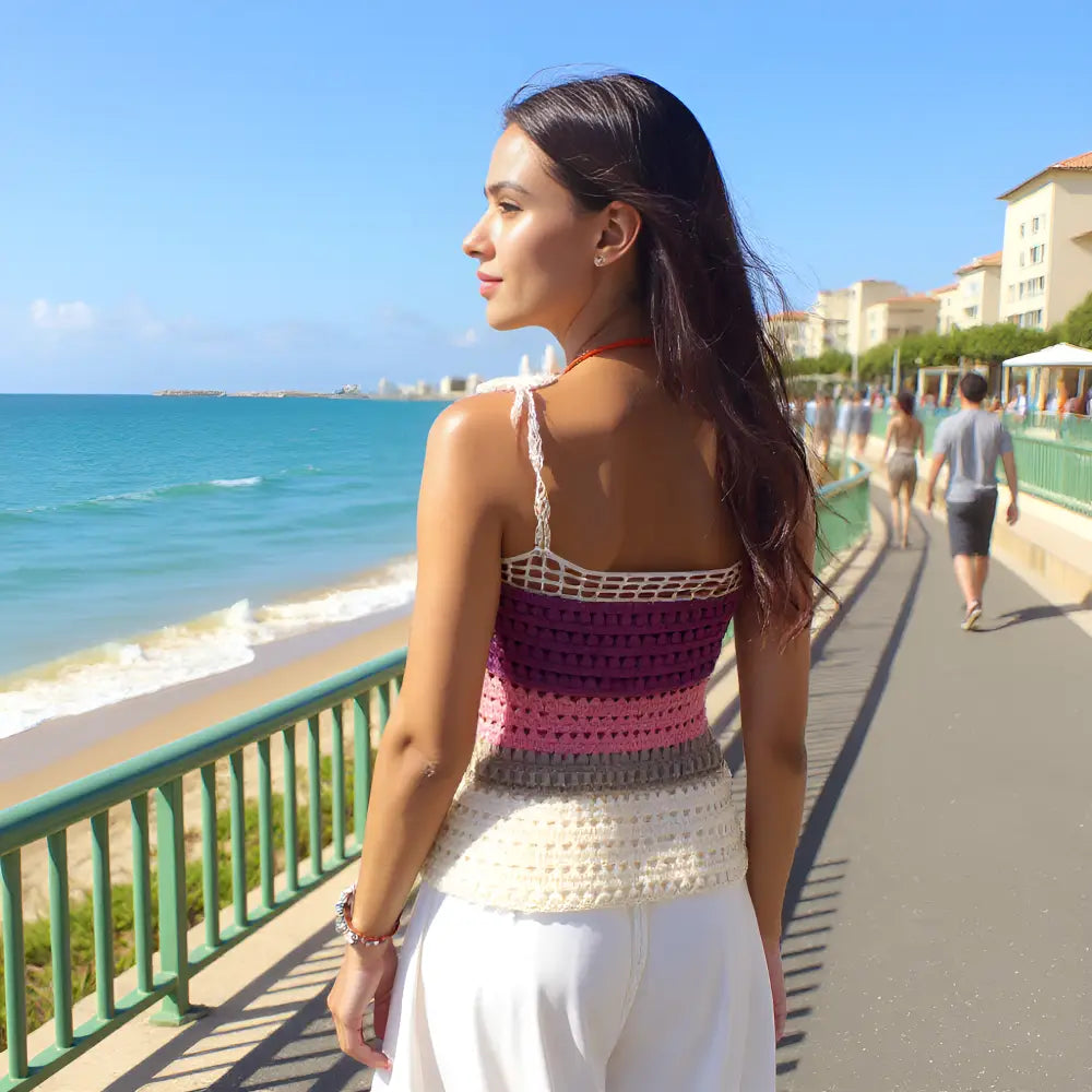 Haut au crochet Balladine de Cachalabibi - vue de dos d'une jeune femme en promenade sur le remblai