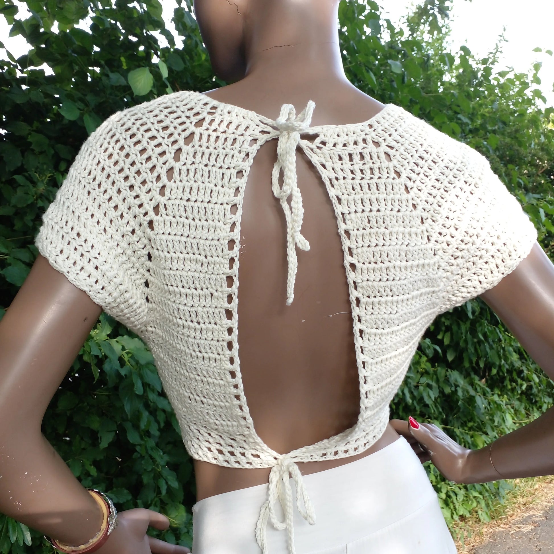 Haut au crochet Bianco de Cachalabibi - Détail de dos des bretelles ajustables sur un mannequin avec détail du nœud au port