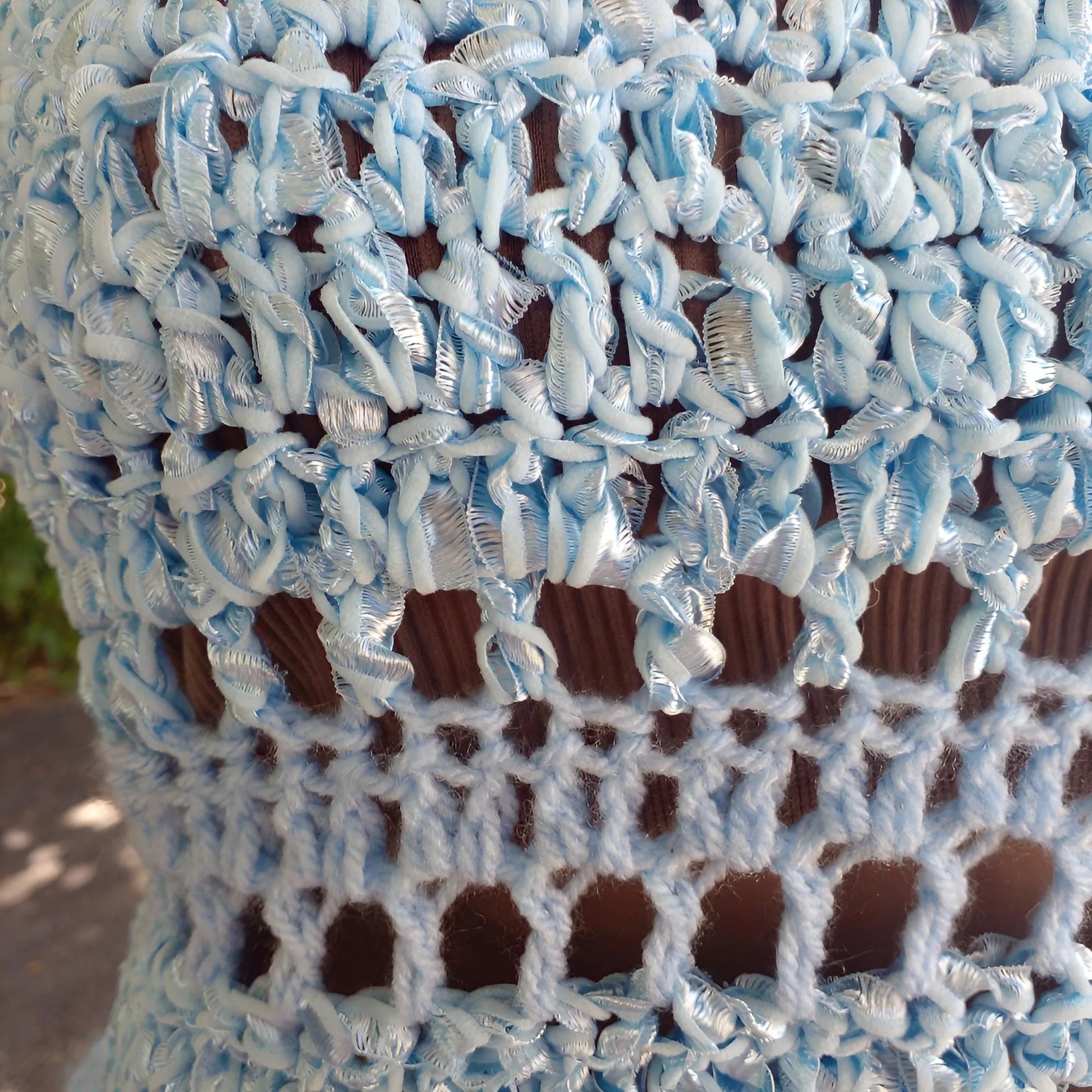 Haut au crochet Brunnera de Cachalabibi - Détail du dos du haut et du motif ajouré bleu sur un mannequin