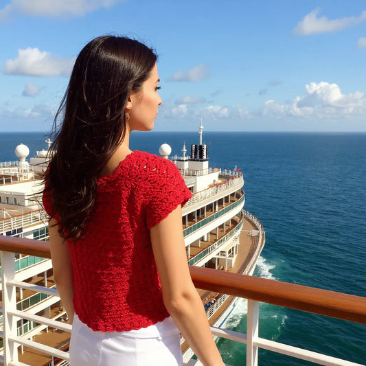 Haut au crochet Comelava de Cachalabibi - vue de profil et de dos sur le pont supérieur d'un bateau d'une jeune femme
