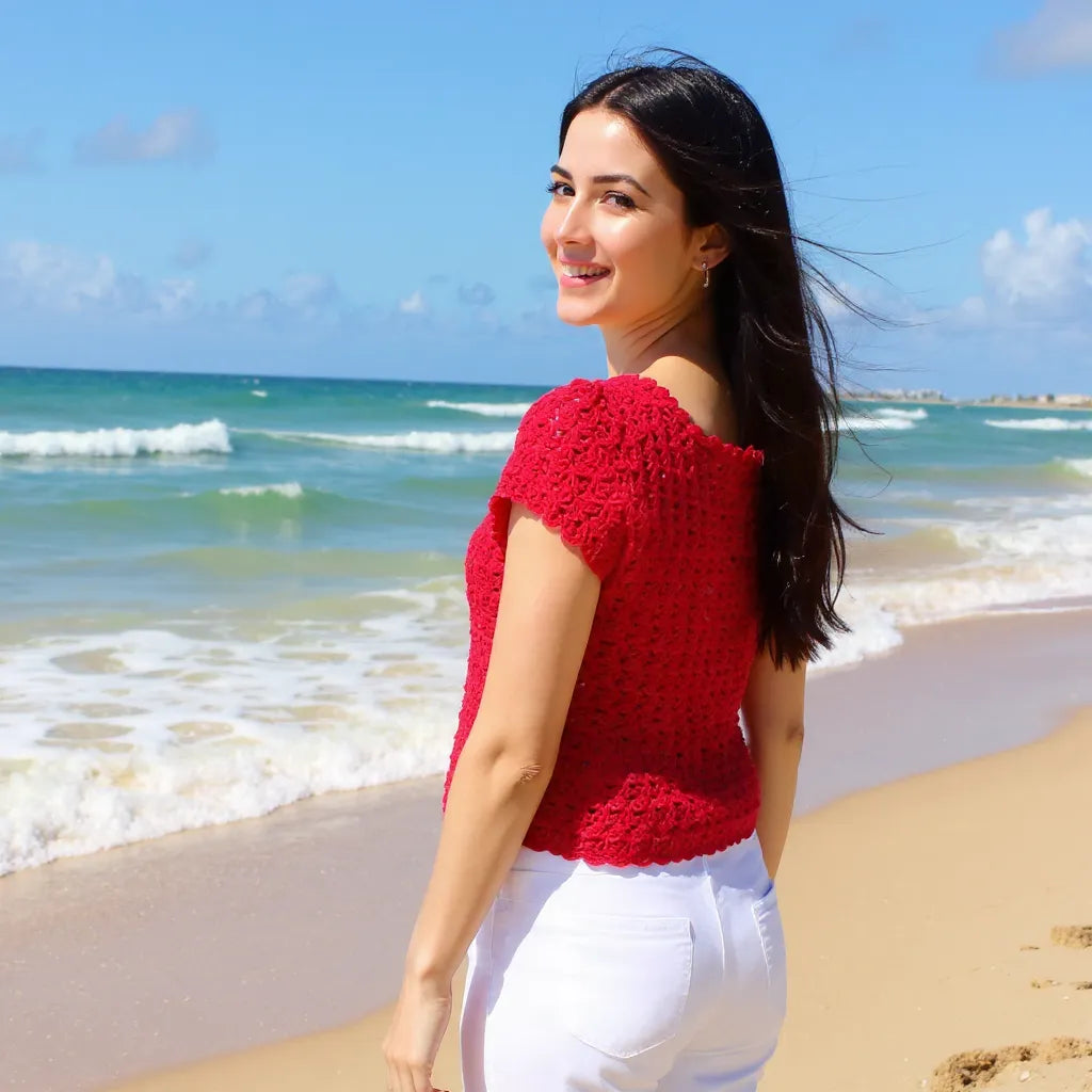 Haut au crochet Comelava de Cachalabibi - vue de côté d'une jeune femme à la plage