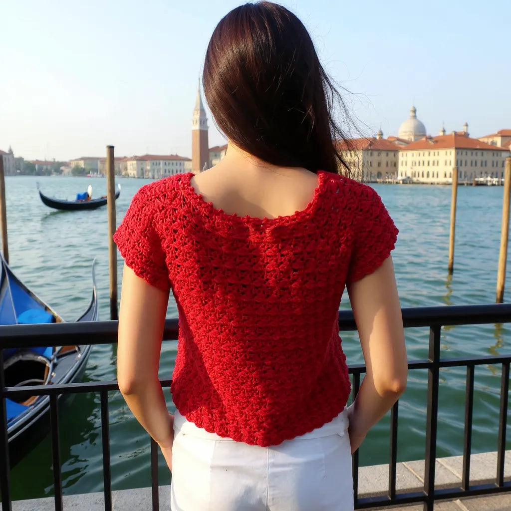 Haut au crochet Comelava de Cachalabibi  - vue de dos des points ajourés du haut sur une jeune femme à Venise