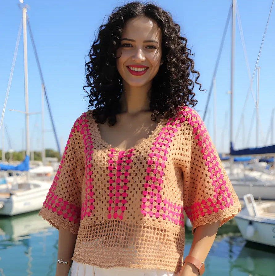 Haut au crochet Cremarosa de Cachalabibi - vue de face d'une jeune femme dans une marina