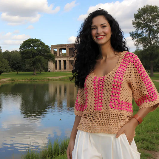 Haut au crochet Cremarosa de Cachalabibi - porté dans un parc historique avec ruines et étang par uen jeune femme