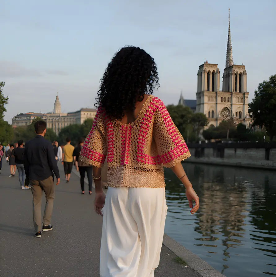 Haut au crochet Cremarosa de Cachalabibi -  vue de dos d'une femme qui marche sur un quai de seine avec N-D de paris en fond