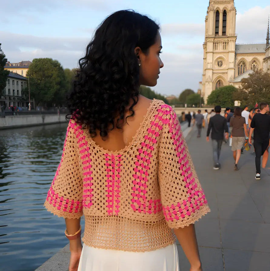 Haut au crochet Cremarosa de Cachalabibi - vue de dos d'une femme au bord de la Seine avec Notre-Dame