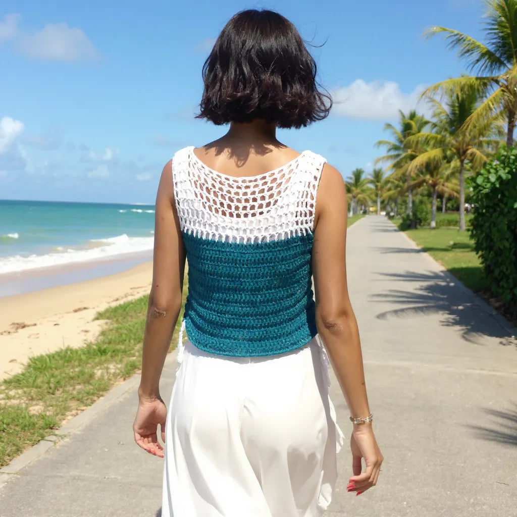 Haut au crochet Daisy de Cachalabibi - vue de dos d'une femme sur un sentier longeant la mer