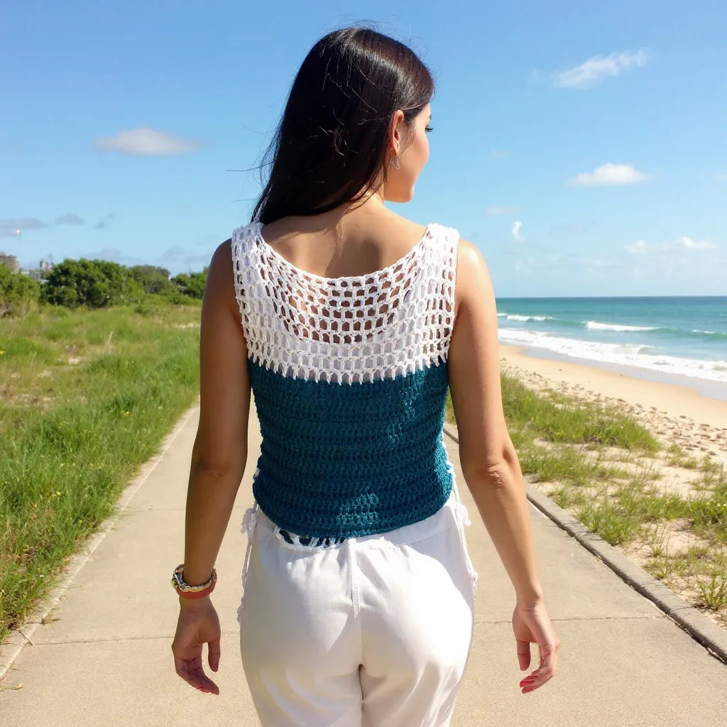 Haut au crochet Daisy de Cachalabibi - vue de dos d'une jeune femme sur un sentier de bord de mer