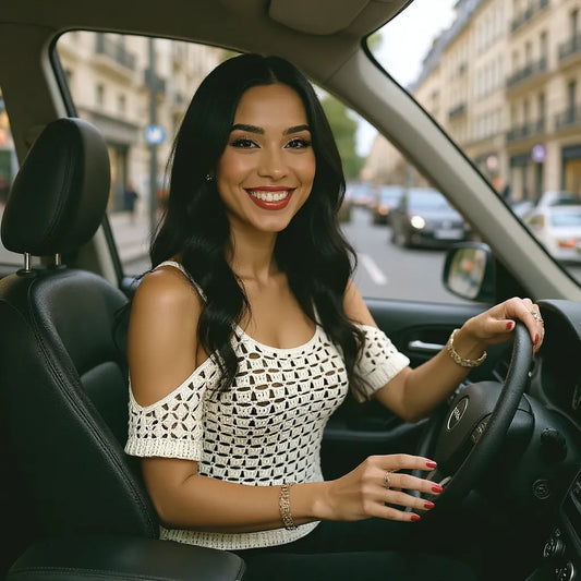 Haut au crochet Espuma de Cachalabibi - vue de face d'une femme au volant de sa voiture