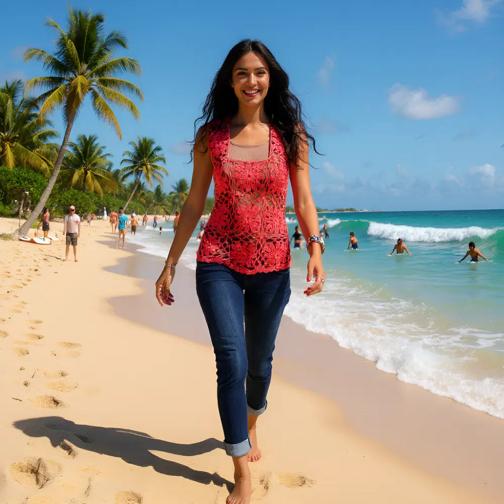 Haut au crochet Florapizzo de Cachalabibi  - vue de face d'une femme en pantalon bleu marchant pieds nus sur la plage