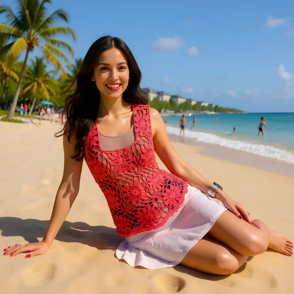 Haut au crochet Florapizzo de Cachalabibi  - vue de côté d'une jeune femme allongée sur le sable d'une plage tropicale