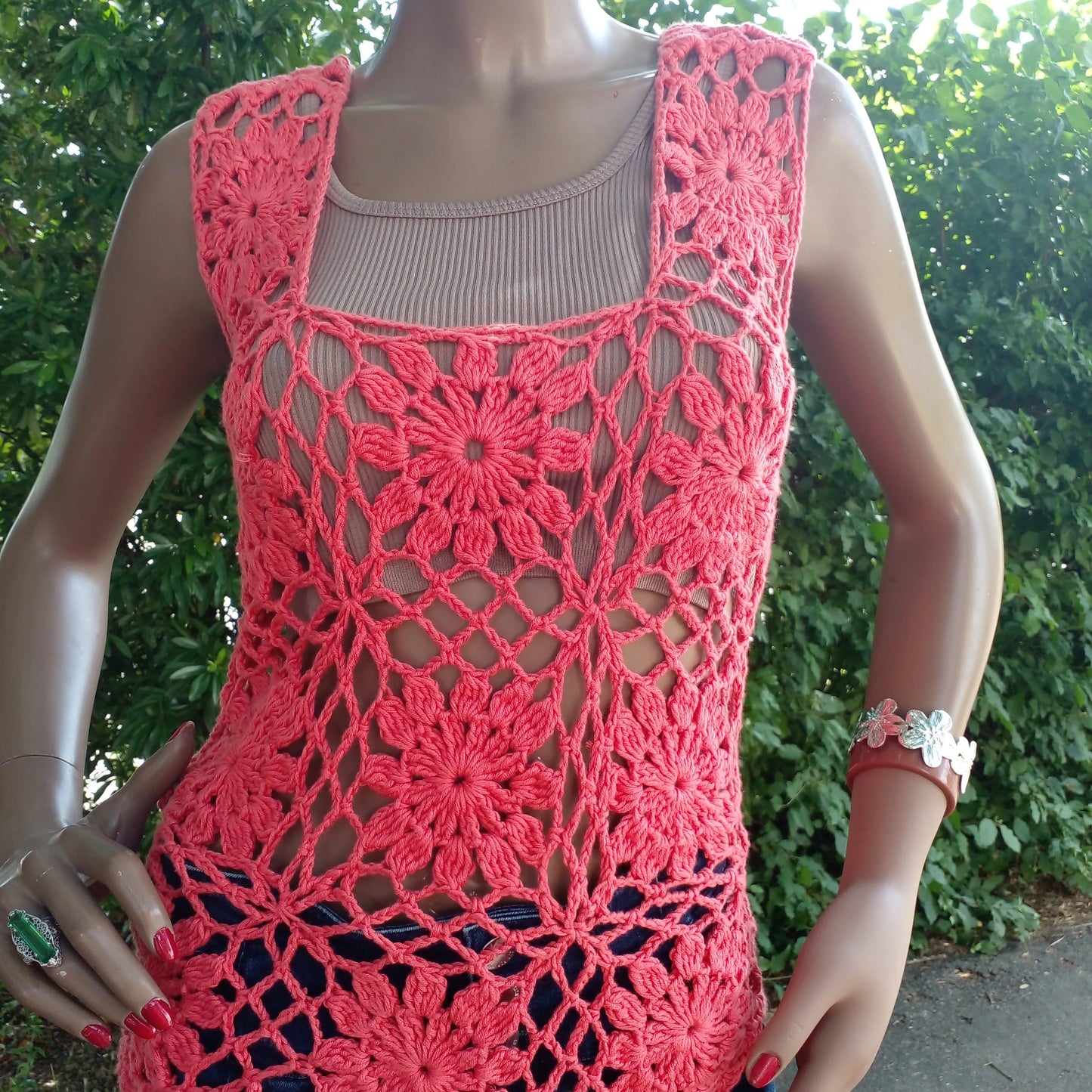 Haut au crochet Florapizzo de Cachalabibi  - vue de face du détail du décolleté carré et des rosaces