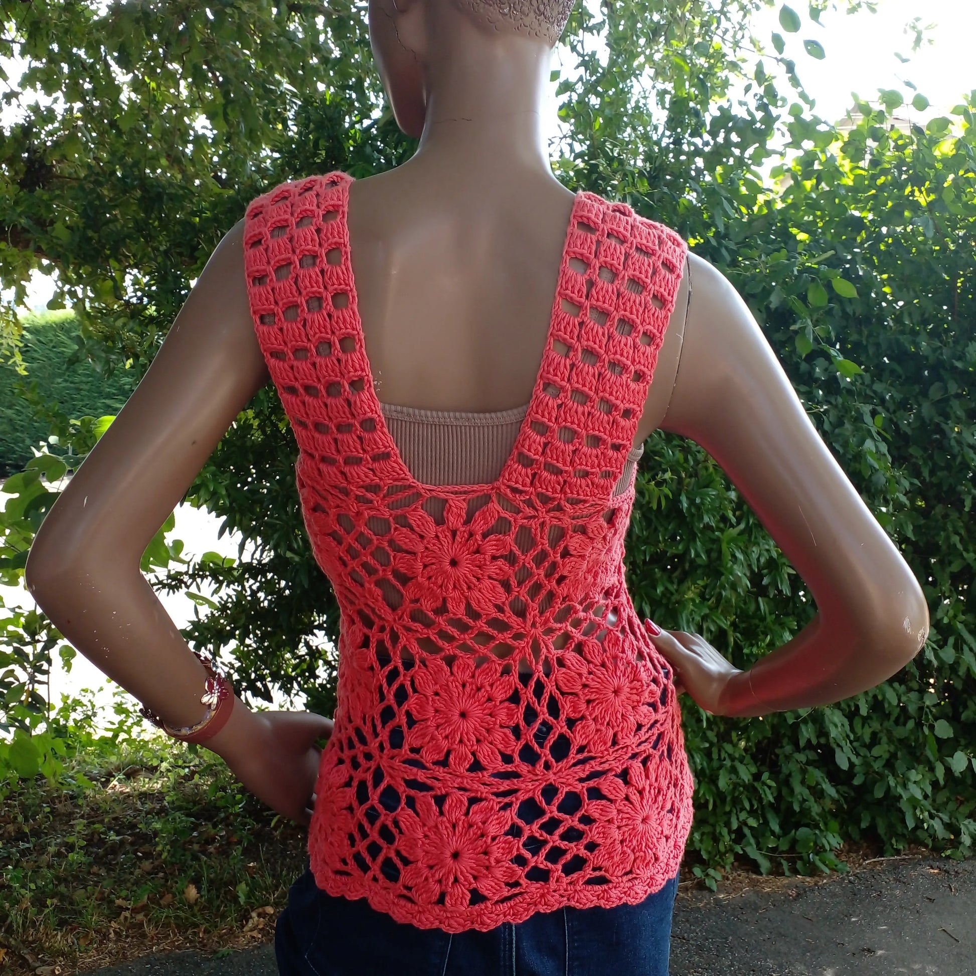 Haut au crochet Florapizzo de Cachalabibi  - vue de dos des détails des rosaces florales