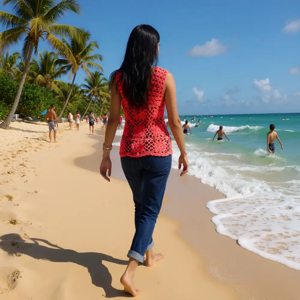 Haut au crochet Florapizzo de Cachalabibi  - vue de dos d'une femme avec un jean bleu au bord des vagues