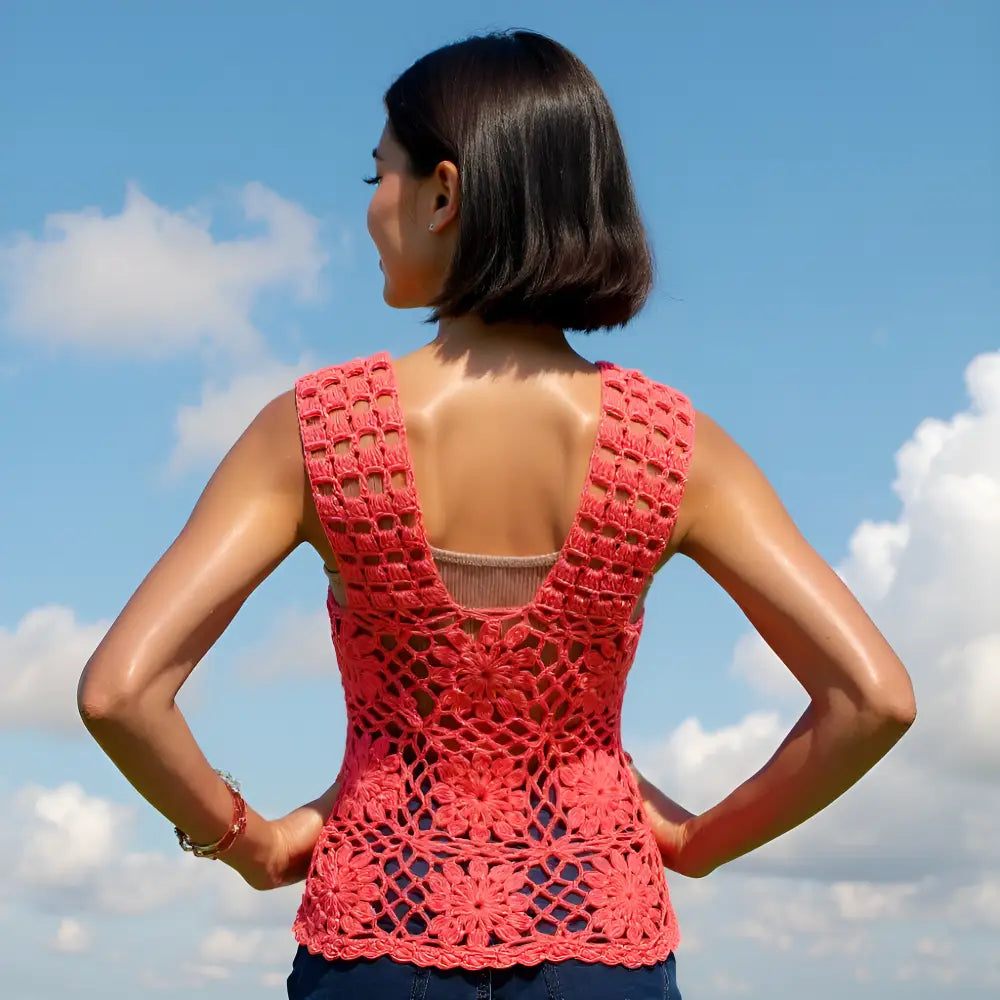 Haut au crochet Florapizzo de Cachalabibi  - vue de dos d'une jeune femme qui regarde au loin