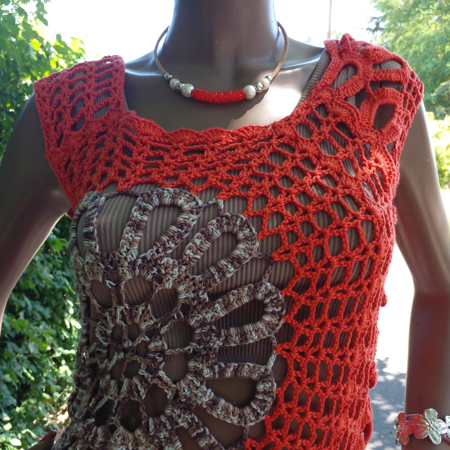 Haut au crochet Floravita de Cachalabibi - Détail de l'encolure et du médaillon central  sur le haut